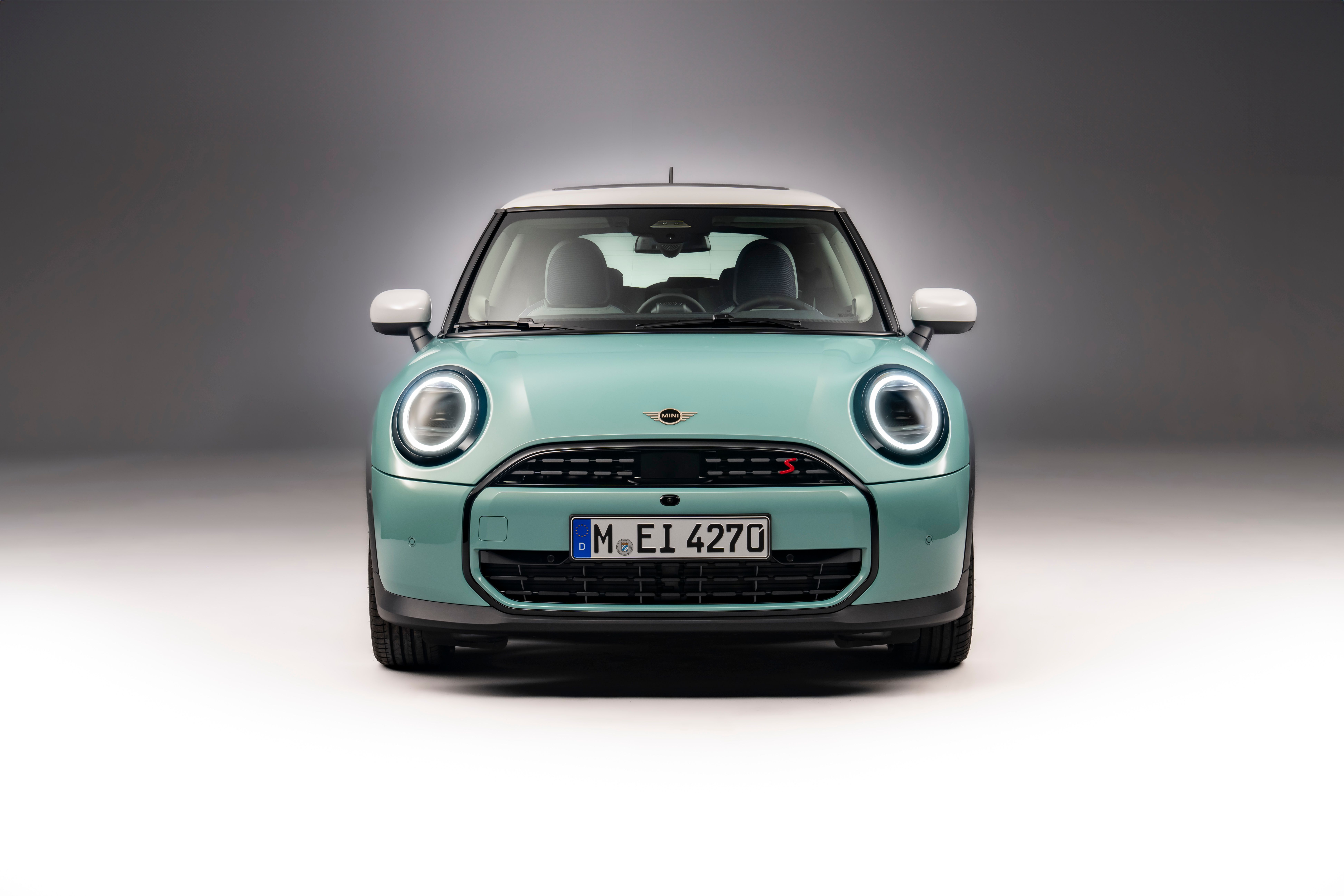 Imagen del MINI Cooper S mostrando su diseño trasero y líneas compactas deportivas